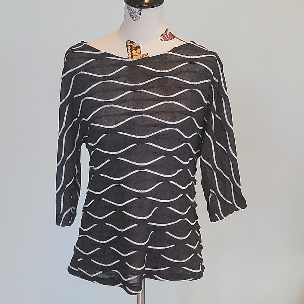 eci NEW YORK black and white 3/4 sleeve top. Neat design. size is Medium
